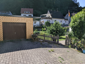 Garage und Zugang zum Garten