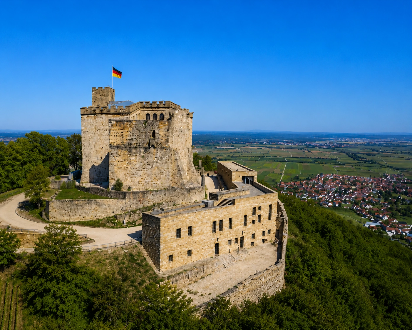 Hambacher Schloss bei Neustadt an der Weinstraße mit Blick über die Pfalz